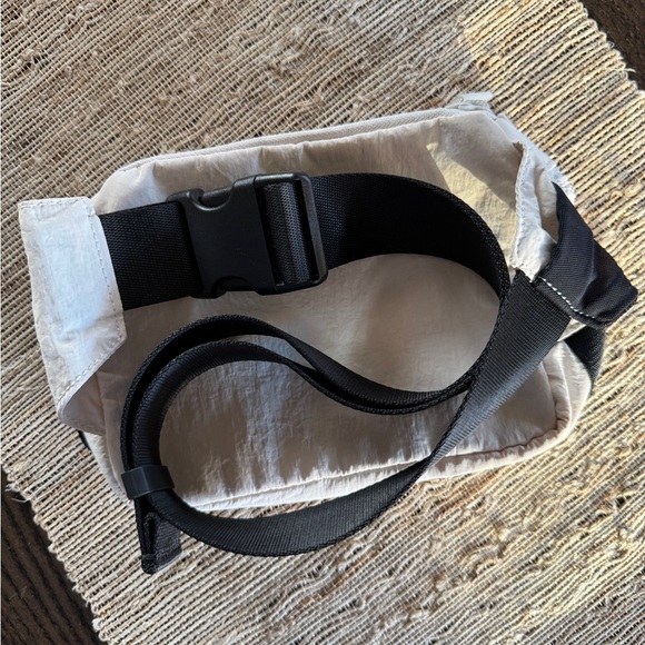 NWOT Lululemon Clean Lines Belt Bag 2L White Opal - Picture 9 of 16